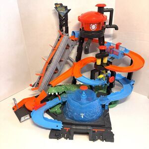 HOT WHEELS Ultimate Gator Car Wash Playset with 1 Color Shifter Car (Bx X)